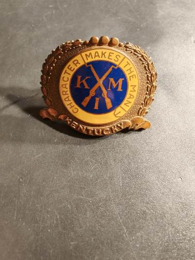 老王徽章第164期 - 美国肯塔基军事学院大檐帽帽徽 