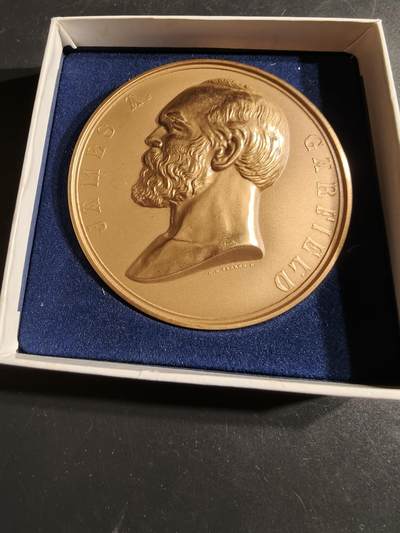 老王徽章第164期 - 美国铸币局詹姆斯•加菲尔德总统大铜章     原盒      直径76mm.    重量217.7g.       詹姆斯·A·加菲尔德是美国第20任总统，于1881年3月4日就职.他在任仅100天后遭遇暗杀，并于1881年9月19日去世.  