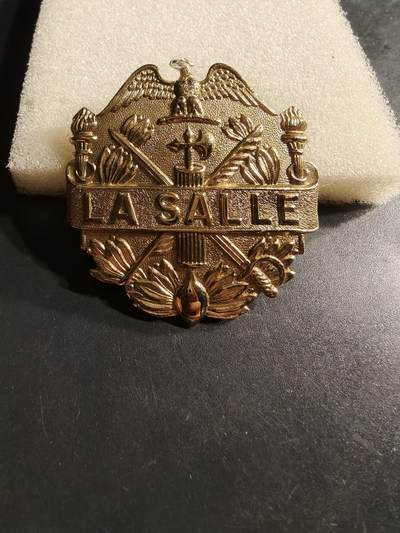 老王徽章第164期 - 美国拉沙尔军事学院大檐帽帽徽 