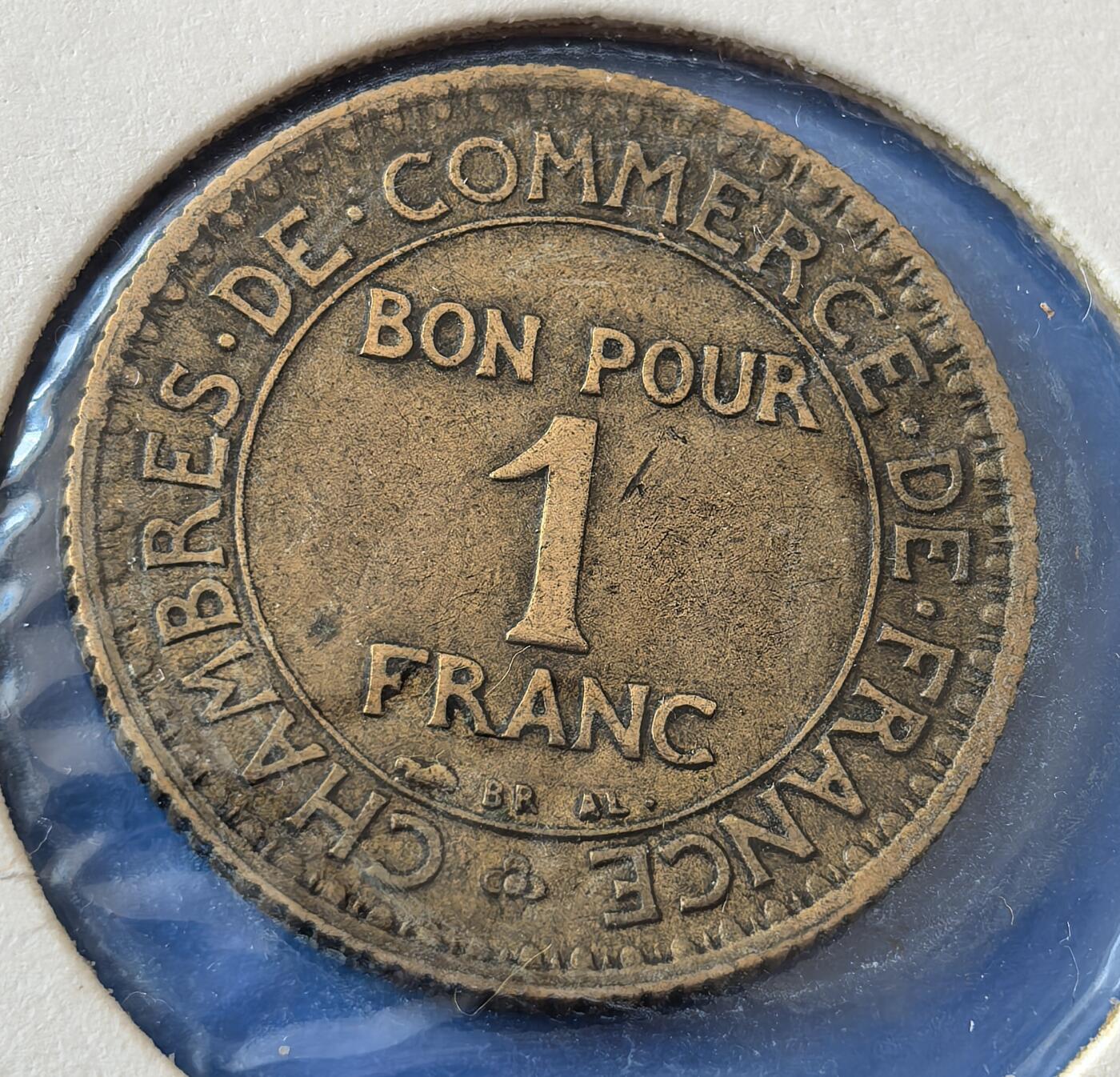 外国优质老铜币银币，周六九点倒数截拍，满百包邮，可寄存半年，喜欢朋友微信扫描二维码可直接参拍 欧洲老藏家纸夹-法国1922年商务部版1法郎铜币