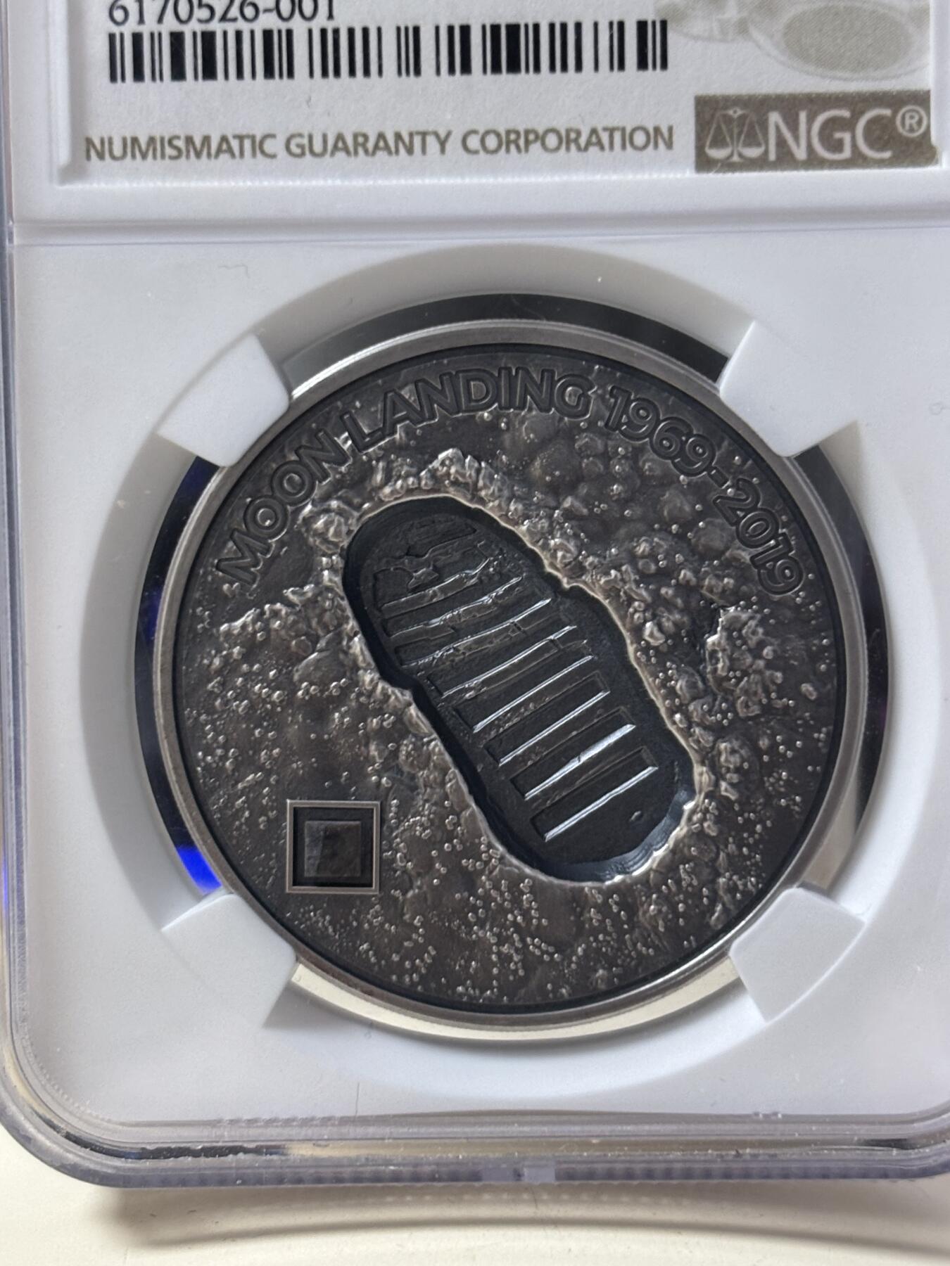 第182期拍卖 库克2019人类登月脚印镶嵌陨石仿古银币NGC-PF70无盒无证书，999银，1盎司，发行499枚