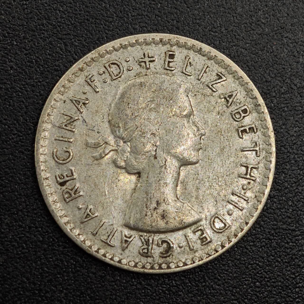 【淘币小摊】实时拍第八百零一拍   散币场   满百包邮可预留二周 每周一统一发货   澳大利亚1957年伊丽莎白二世3便士银币