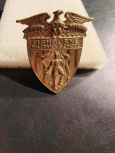 老王徽章第164期 -  美国费什伯恩军事学院大檐帽帽徽