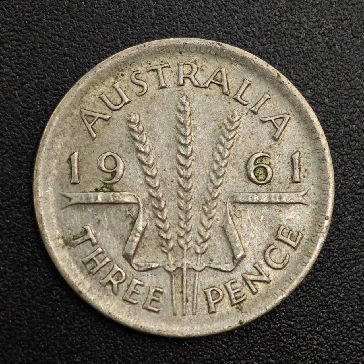 【淘币小摊】实时拍第八百零一拍   散币场   满百包邮可预留二周 每周一统一发货   澳大利亚1961年伊丽莎白二世3便士银币