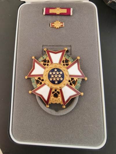 老王徽章第164期 -  美国大指挥官级功绩军团勋章     原盒带略和珐琅略