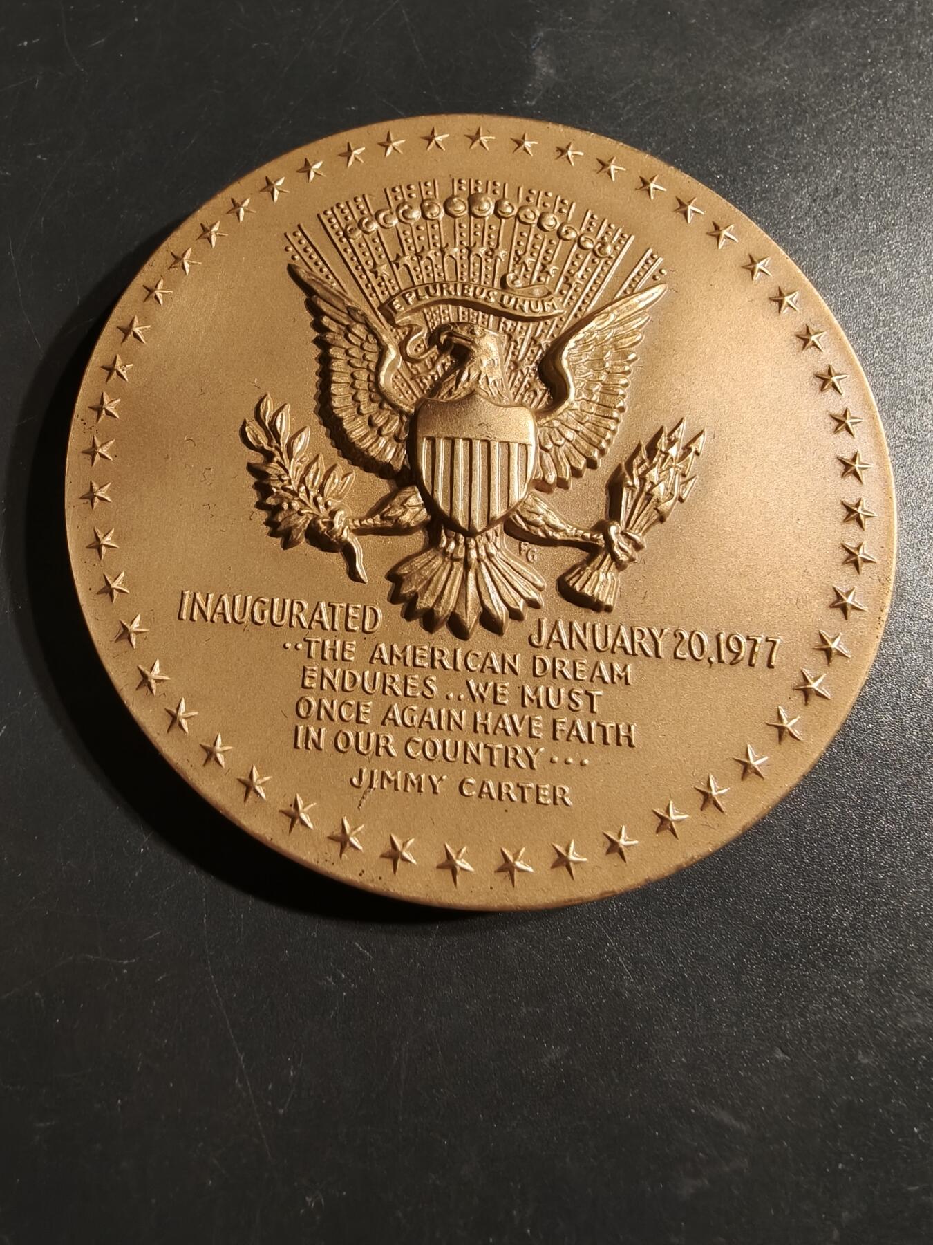 老王徽章第164期  美国铸币局吉米卡特总统大铜章 原盒 背部刻有引言：“美国梦永存……我们必须再次对我们的国家充满信心……” 直径76mm. 重量231.5g