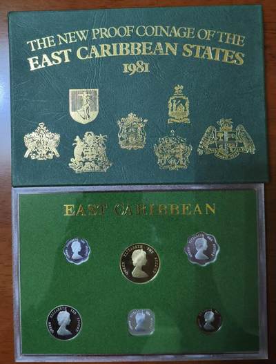 ❤️【币观天下】❤️ 第331期钱币拍卖- 2025.11.21周五晚上6点半场-长期征集拍品 - 东加勒比1981年精制PS套币 英皇精典纸壳封装，1981年铸造这批凝霜效果均高于其他年份，有可能是英皇改进工艺的试点作品
