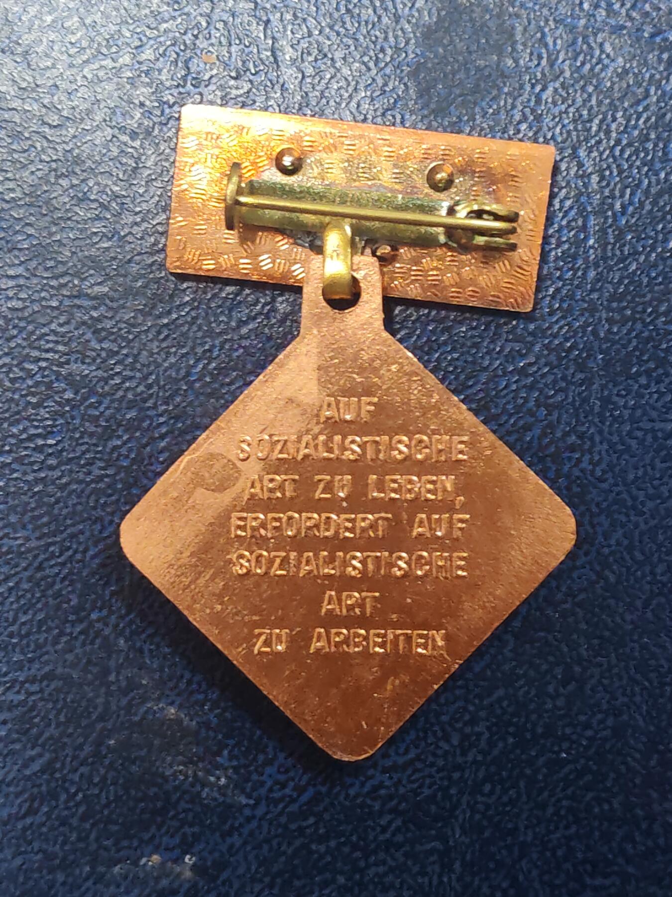 荷兰第129期勋赏拍卖 民主德国个人劳动积极分子奖章