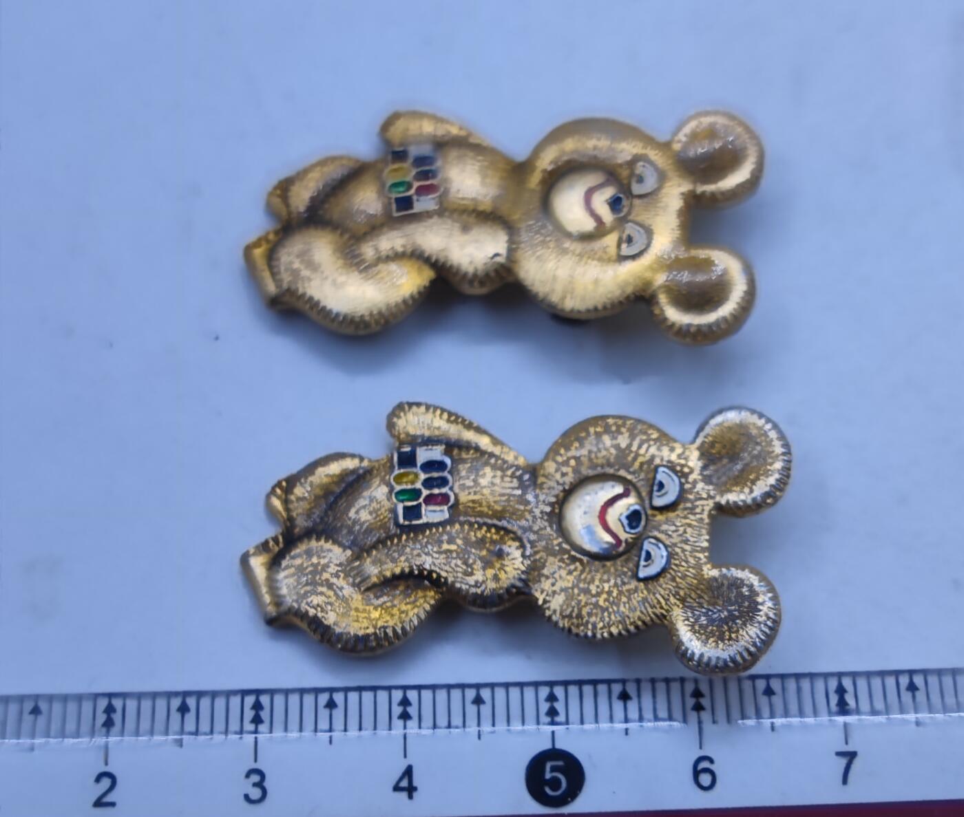 红色经典收藏拍卖专场第32期 莫斯科奥运会吉祥物 小熊米莎一对 合金材质