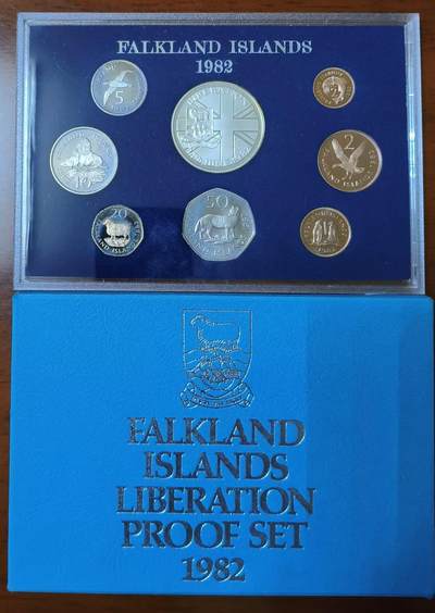 ❤️【币观天下】❤️ 第331期钱币拍卖- 2025.11.21周五晚上6点半场-长期征集拍品 - 福克兰群岛1982年精制套币 英国皇家铸币厂荣誉出品 不知道英皇为何如此偏爱福克兰群岛？为了宣示主权异或福克兰政府为了表示忠心？1974、1980、1982英皇都铸造了福克兰群岛的精制套币，而82年出了两种，另外一种为不带银币的7枚普通版。如果福克兰收藏一套的话，建议购买此套8枚版，各种面值一次佩奇，还有一枚马岛纪念银币。