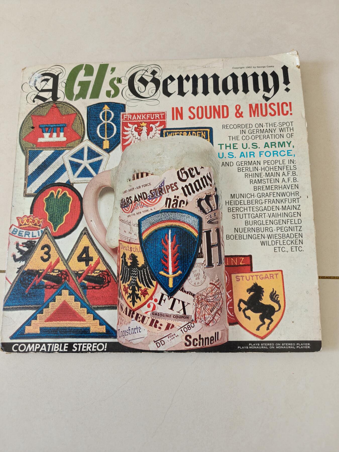 老王徽章第164期  美国“AGI's Germany! IN SOUND & MUSIC!”黑胶唱片      该唱片由美国陆军、美国空军和德国人民合作录制。 它是在德国当地现场录制的，包括柏林、法兰克福、斯图加特、慕尼黑等多个地点。