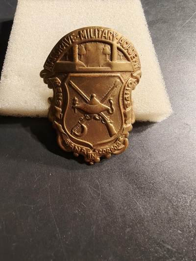 老王徽章第164期 - 美国哈格瑞夫军事学院大檐帽帽徽     