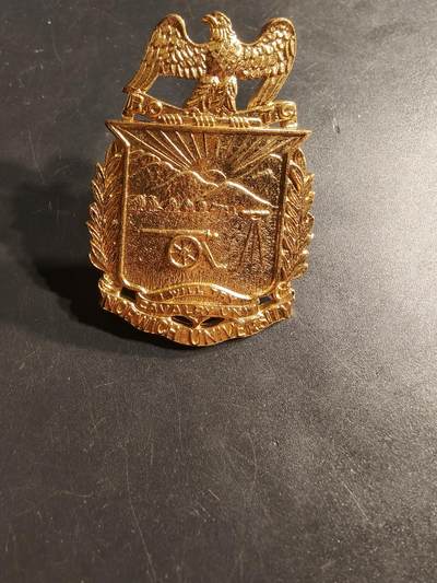老王徽章第164期 -  美国诺维奇大学骑兵部队学员军官训练团大檐帽帽徽      诺维奇大学骑兵部队学员兵为美国预备军官训练团的起源