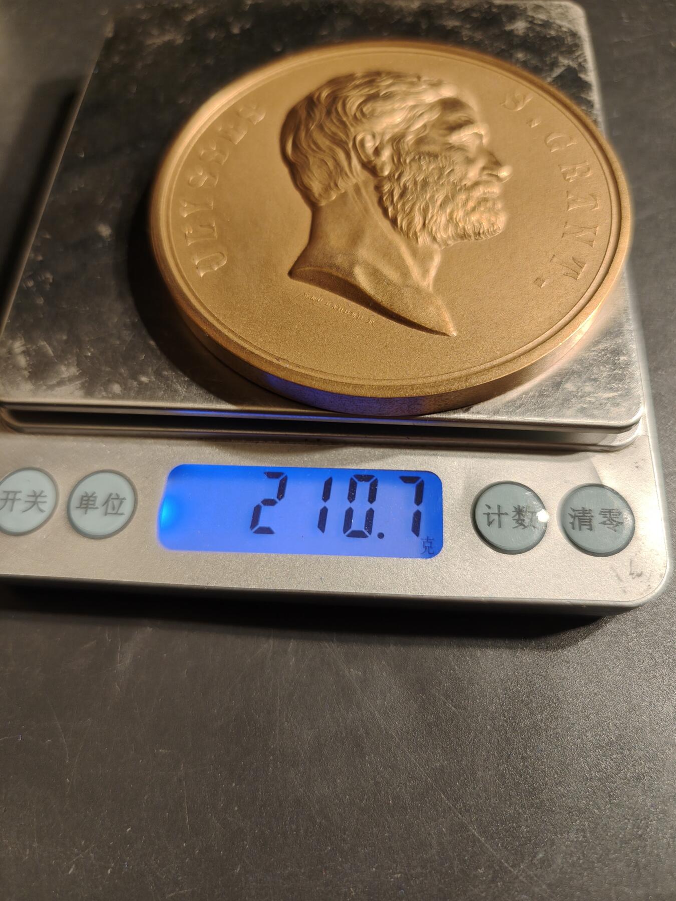 老王徽章第164期  美国铸币局尤利西斯·S·格兰特总统大铜章     原盒带证书     直径76mm.    重量210.7g.      格兰特为南北战争时期北方联邦军队统帅，于1869-1873任美国总统