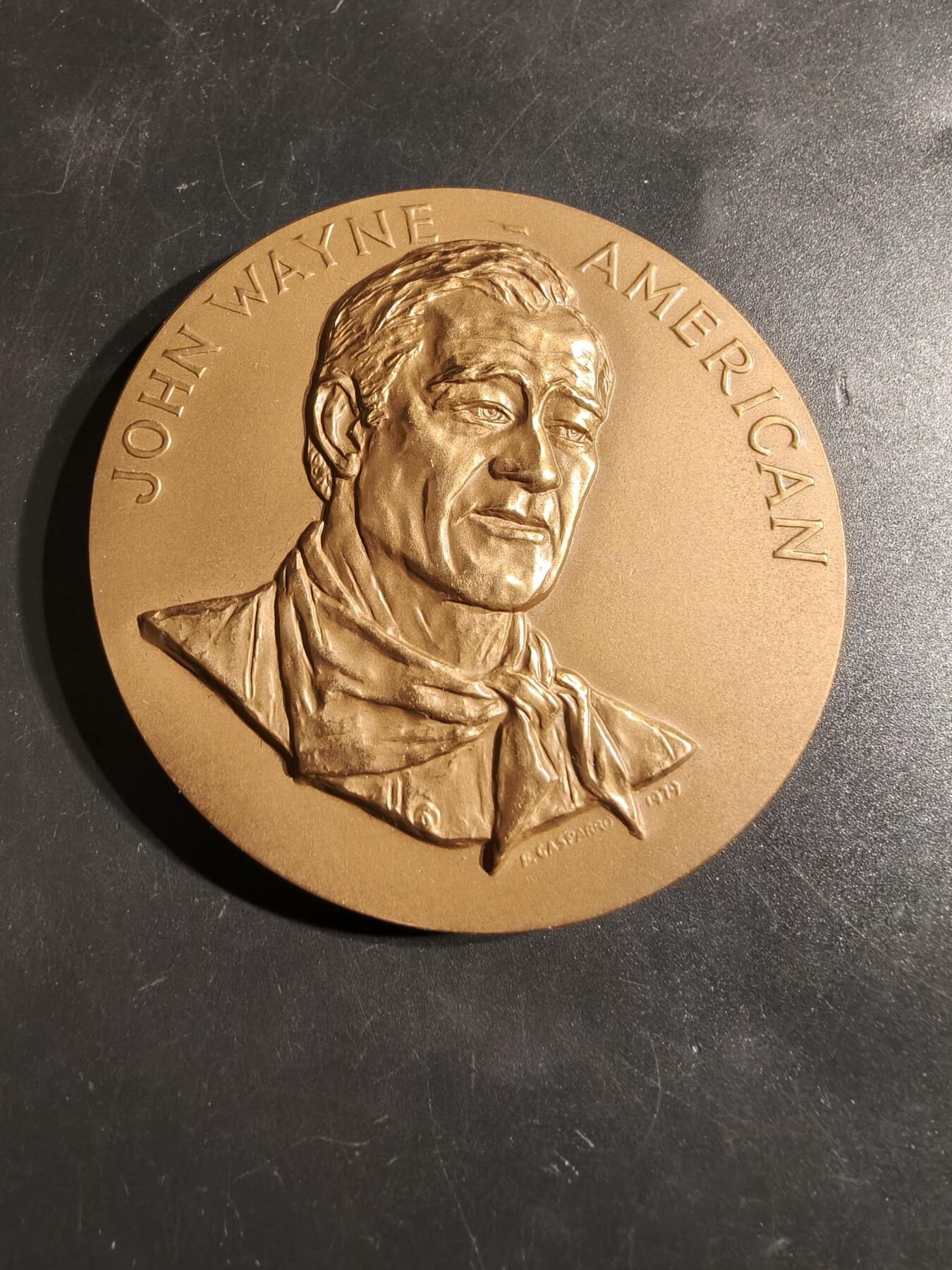 老王徽章第164期 美国铸币局著名西部片演员约翰•韦恩大铜章      原盒     直径76mm.    重量220.6g.      约翰·韦恩是一位标志性的美国演员，被视为美国精神的象征。  他曾被追授美国最高平民荣誉，包括国会金质奖章和总统自由勋章。 
