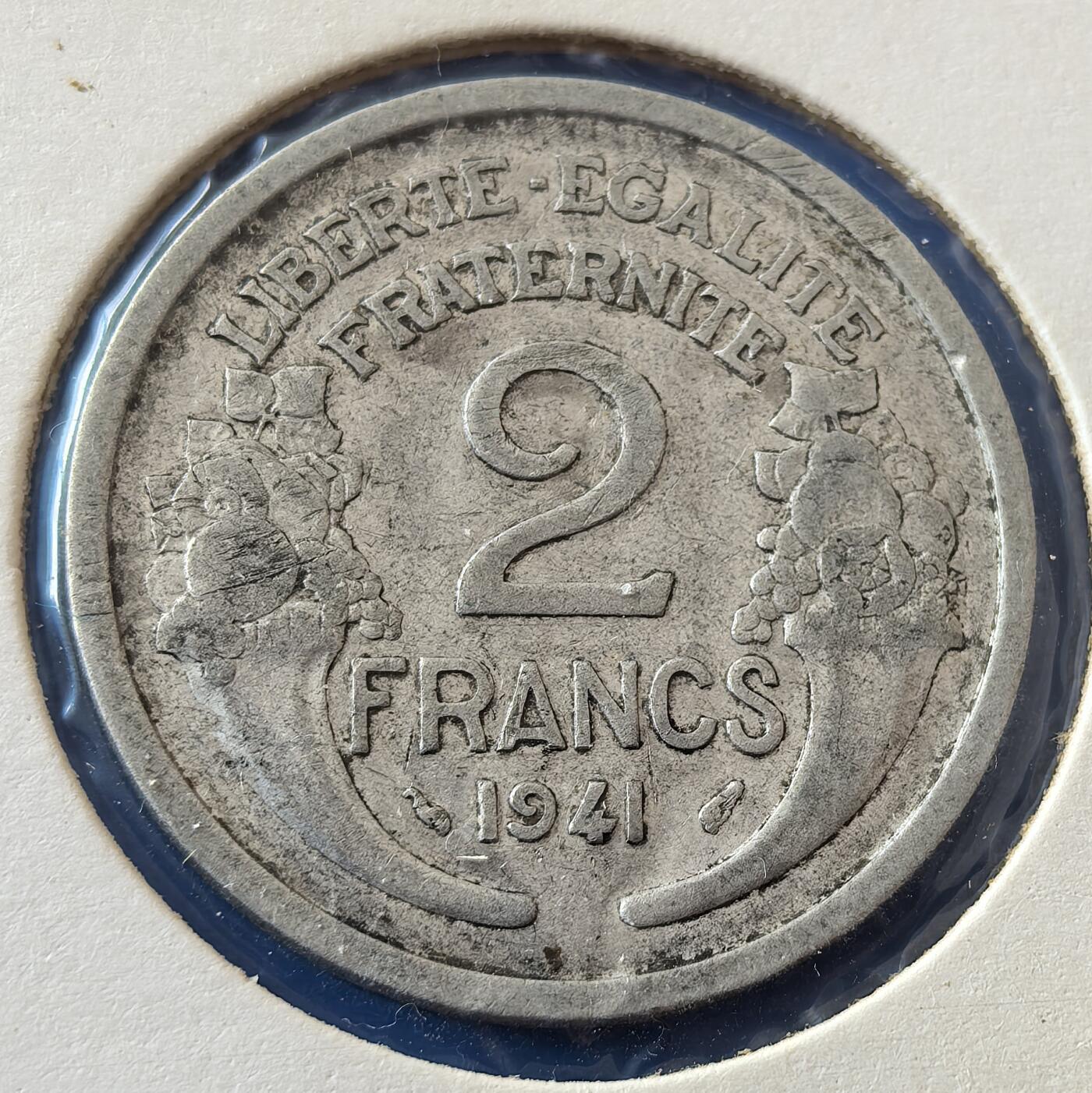 外国优质老铜币银币，周六九点倒数截拍，满百包邮，可寄存半年，喜欢朋友微信扫描二维码可直接参拍 欧洲老藏家纸夹-法国1947年丰锐角版2法郎铝币