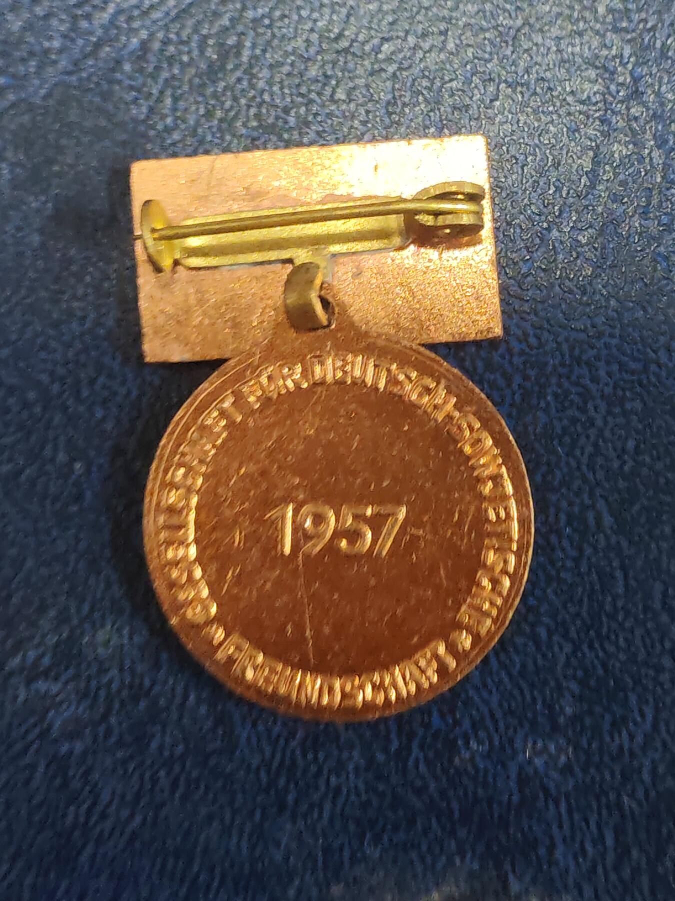 荷兰第129期勋赏拍卖 民主德国铜级苏德友好协会证章