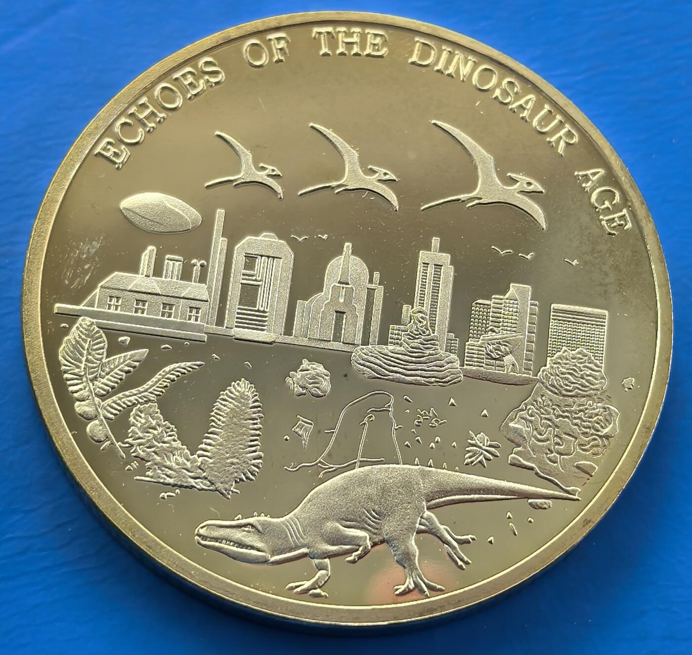 外国优质老铜币银币，周六九点倒数截拍，满百包邮，可寄存半年，喜欢朋友微信扫描二维码可直接参拍 俄罗斯镀金恐龙纪念章-迅猛龙，直径39.8mm，重29克