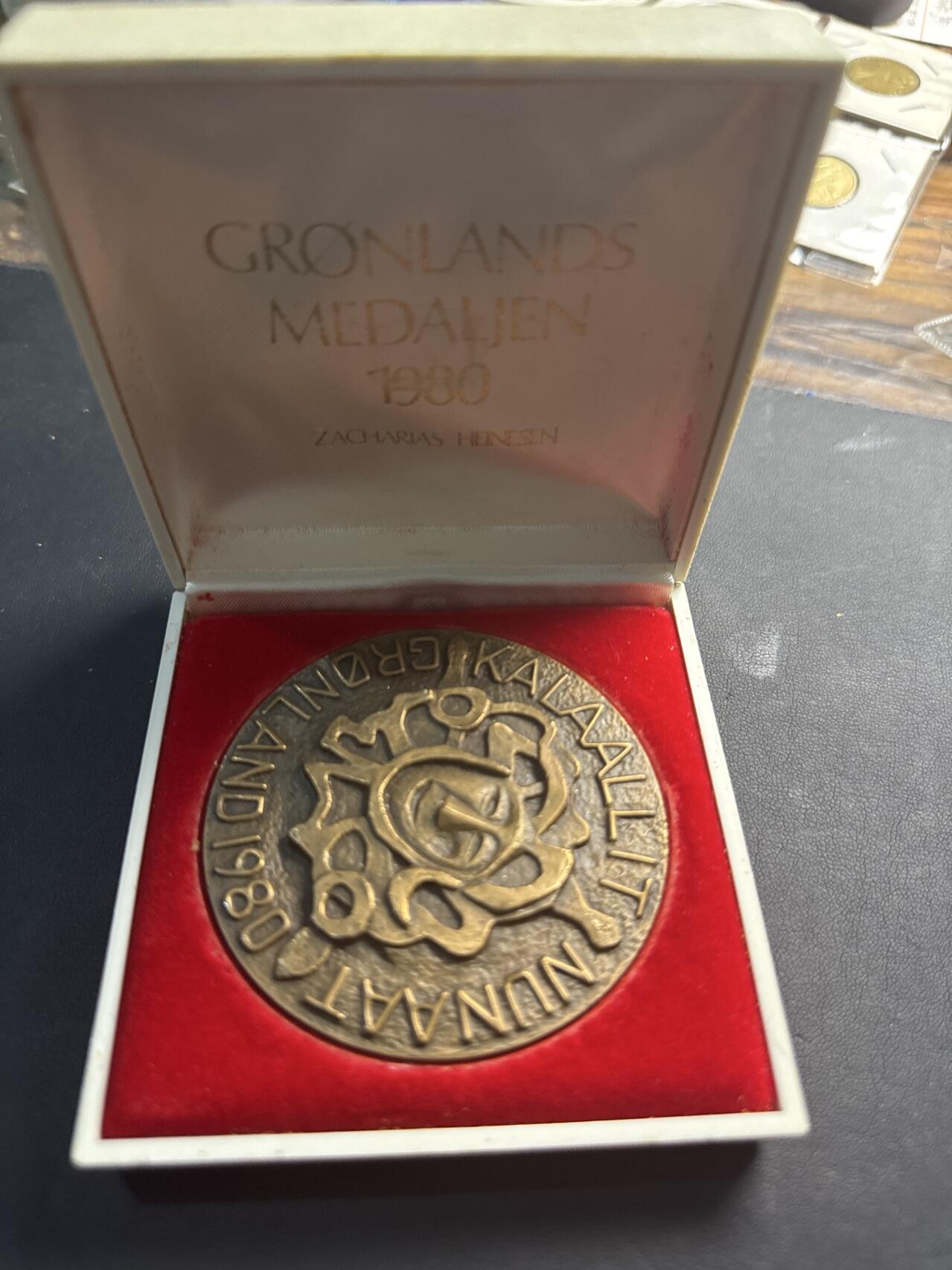 ❤️【币观天下】❤️ 第331期钱币拍卖- 2025.11.21周五晚上6点半场-长期征集拍品 格陵兰群岛自治领地玛格丽特二世北欧艺术节纪念大铜章1980年261克