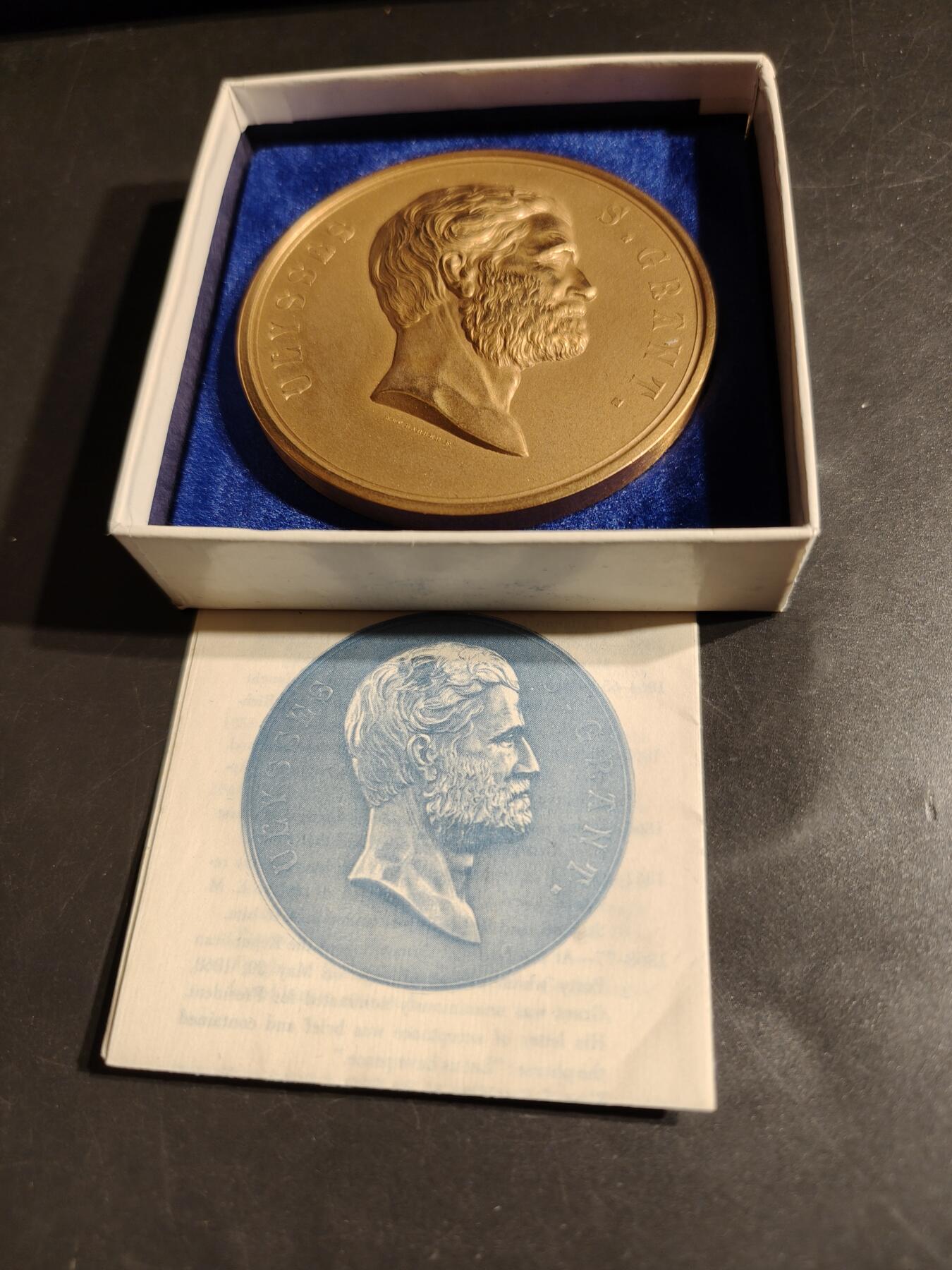 老王徽章第164期  美国铸币局尤利西斯·S·格兰特总统大铜章     原盒带证书     直径76mm.    重量210.7g.      格兰特为南北战争时期北方联邦军队统帅，于1869-1873任美国总统