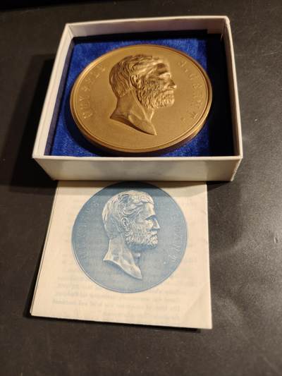 老王徽章第164期 -  美国铸币局尤利西斯·S·格兰特总统大铜章     原盒带证书     直径76mm.    重量210.7g.      格兰特为南北战争时期北方联邦军队统帅，于1869-1873任美国总统