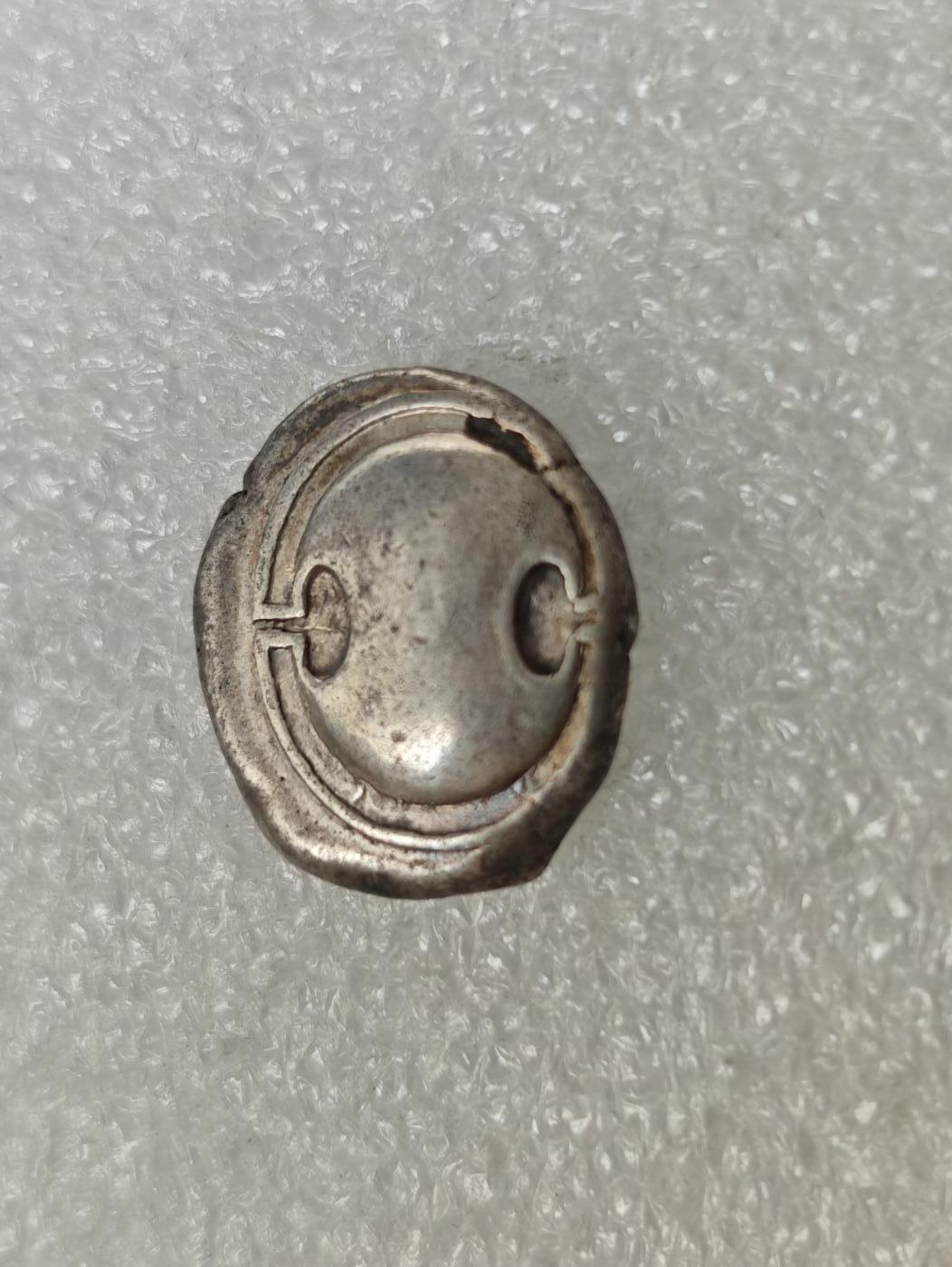 瓶子🏺第217期拍卖会   古希腊银币底比斯（也叫忒拜城）圣战士银标币 公元前368-前364年 正面是重装步兵著名的忒拜盾 背面酒罐是现在欧洲杯的奖杯原型 这枚钱币被制作时底比斯尚沐浴在大败斯巴达的荣光之下，在希腊世界称霸 见证了底比斯的辉煌岁月 22毫米 11.95克