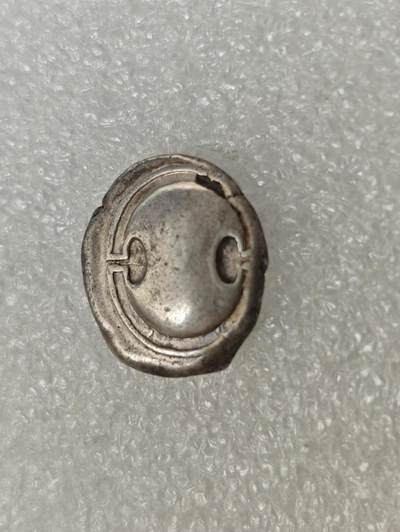 瓶子🏺第217期拍卖会 -   古希腊银币底比斯（也叫忒拜城）圣战士银标币 公元前368-前364年 正面是重装步兵著名的忒拜盾 背面酒罐是现在欧洲杯的奖杯原型 这枚钱币被制作时底比斯尚沐浴在大败斯巴达的荣光之下，在希腊世界称霸 见证了底比斯的辉煌岁月 22毫米 11.95克