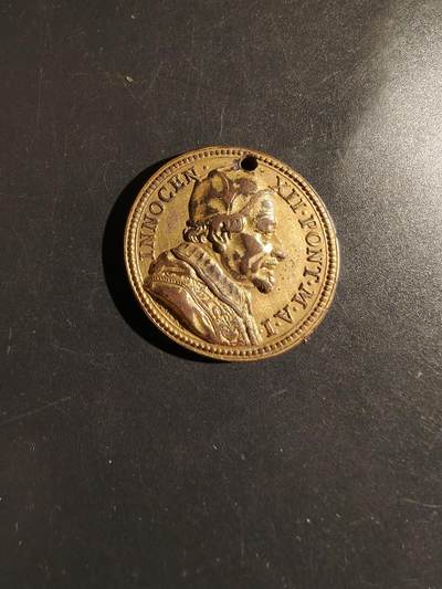 老王徽章第164期 -  教皇英诺森十二世纪念章    直径30mm.    重量17.9g