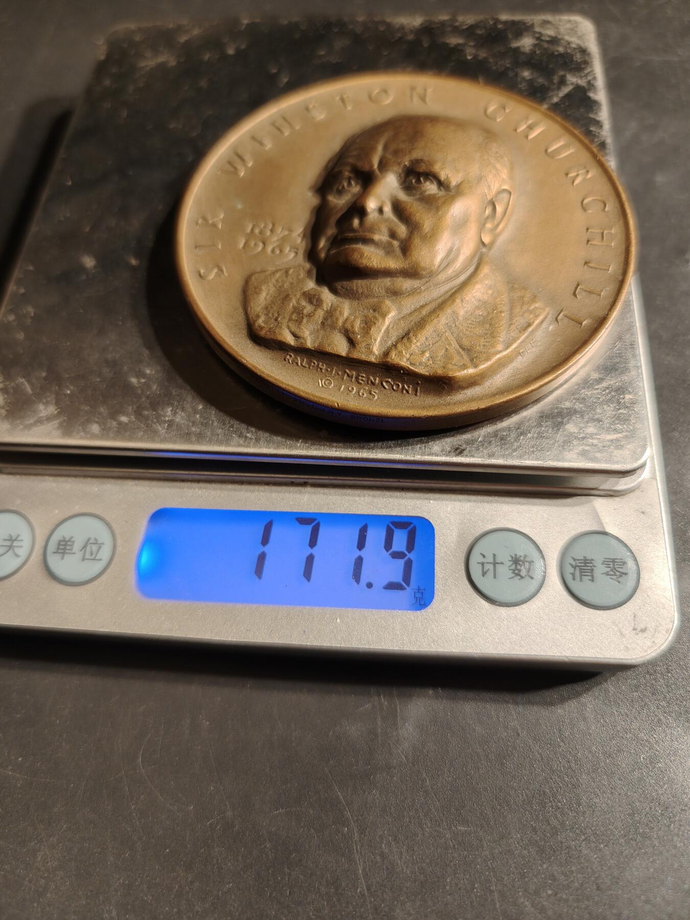 老王徽章第164期 美国温斯顿丘吉尔大铜章     高浮雕      背面为丘吉尔家族纹章与美国总统印     直径70mm.    重量171.9g