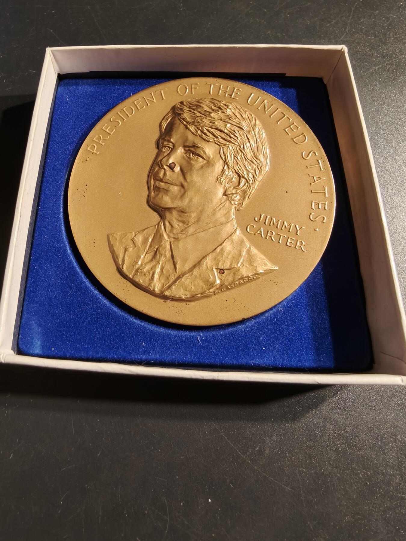 老王徽章第164期  美国铸币局吉米卡特总统大铜章 原盒 背部刻有引言：“美国梦永存……我们必须再次对我们的国家充满信心……” 直径76mm. 重量231.5g