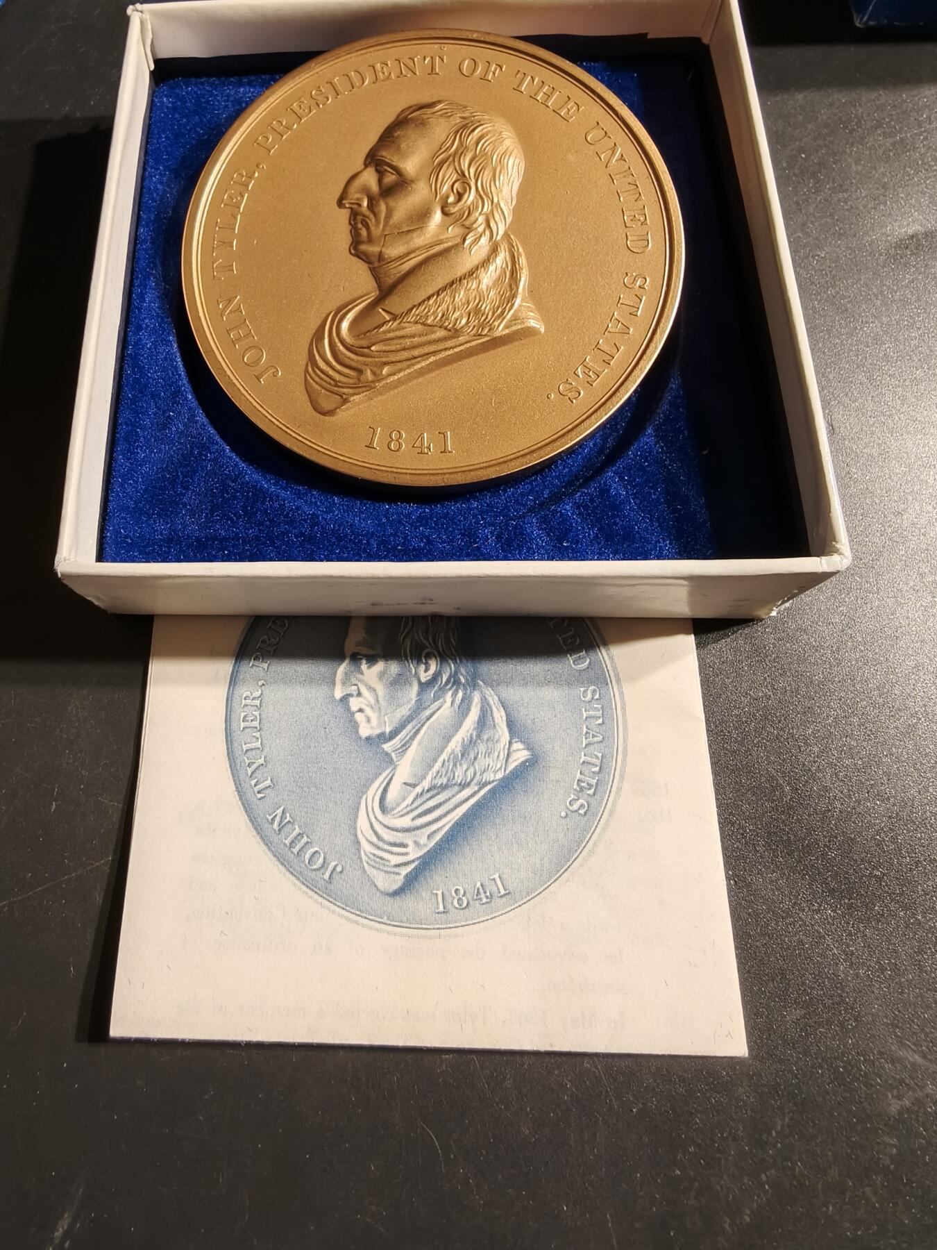 老王徽章第164期  美国铸币局约翰•泰勒总统大铜章     原盒带证书     直径76mm.    重量216g.    约翰•泰勒是美国第十任总统，1841年标志着泰勒的总统任期开始. 