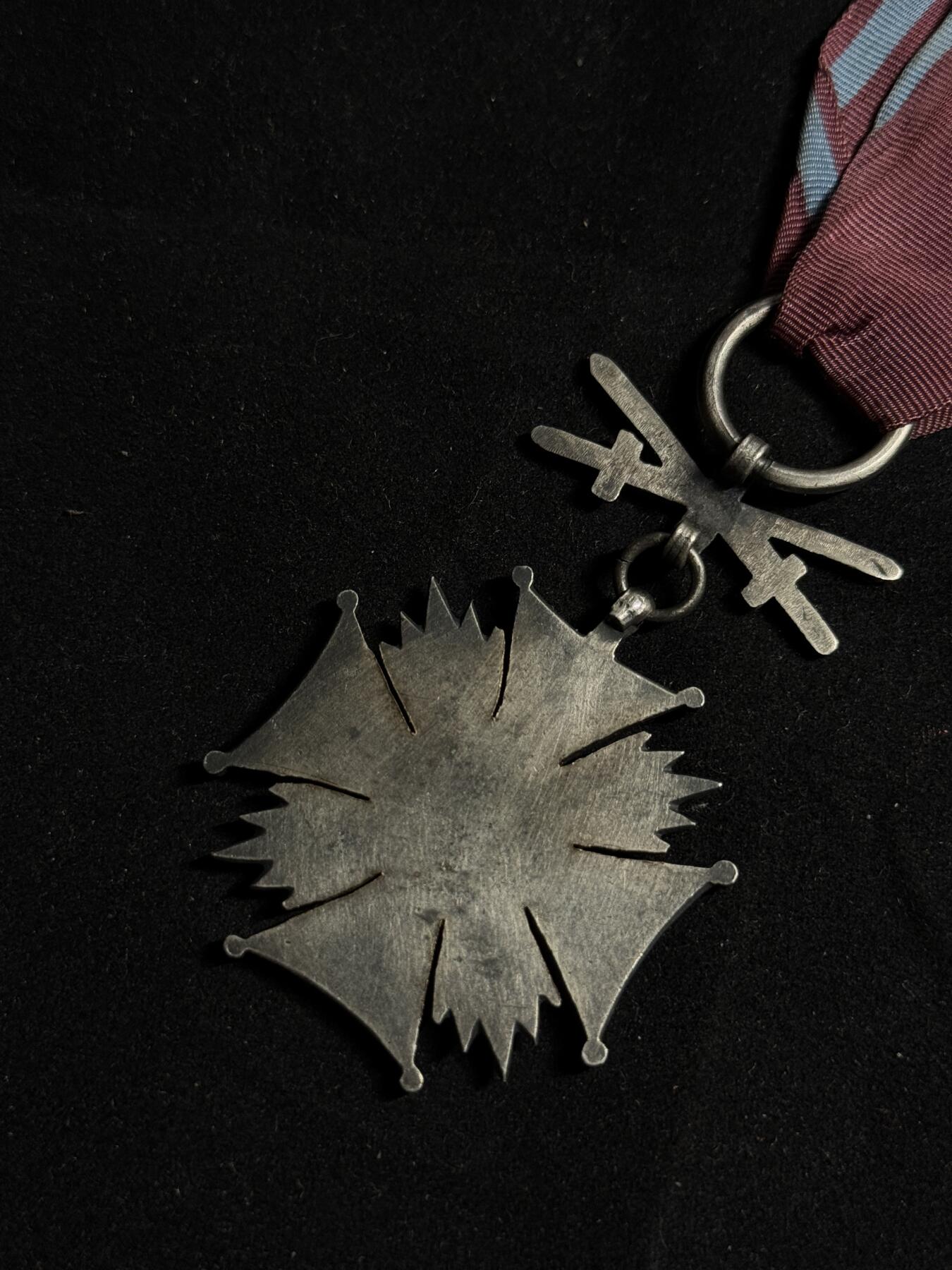 戎马世界章牌大赏第108期 波兰银级功勋十字勋章，少见RP切割版（53年之前），带双剑勋饰，勋饰疑似后配！