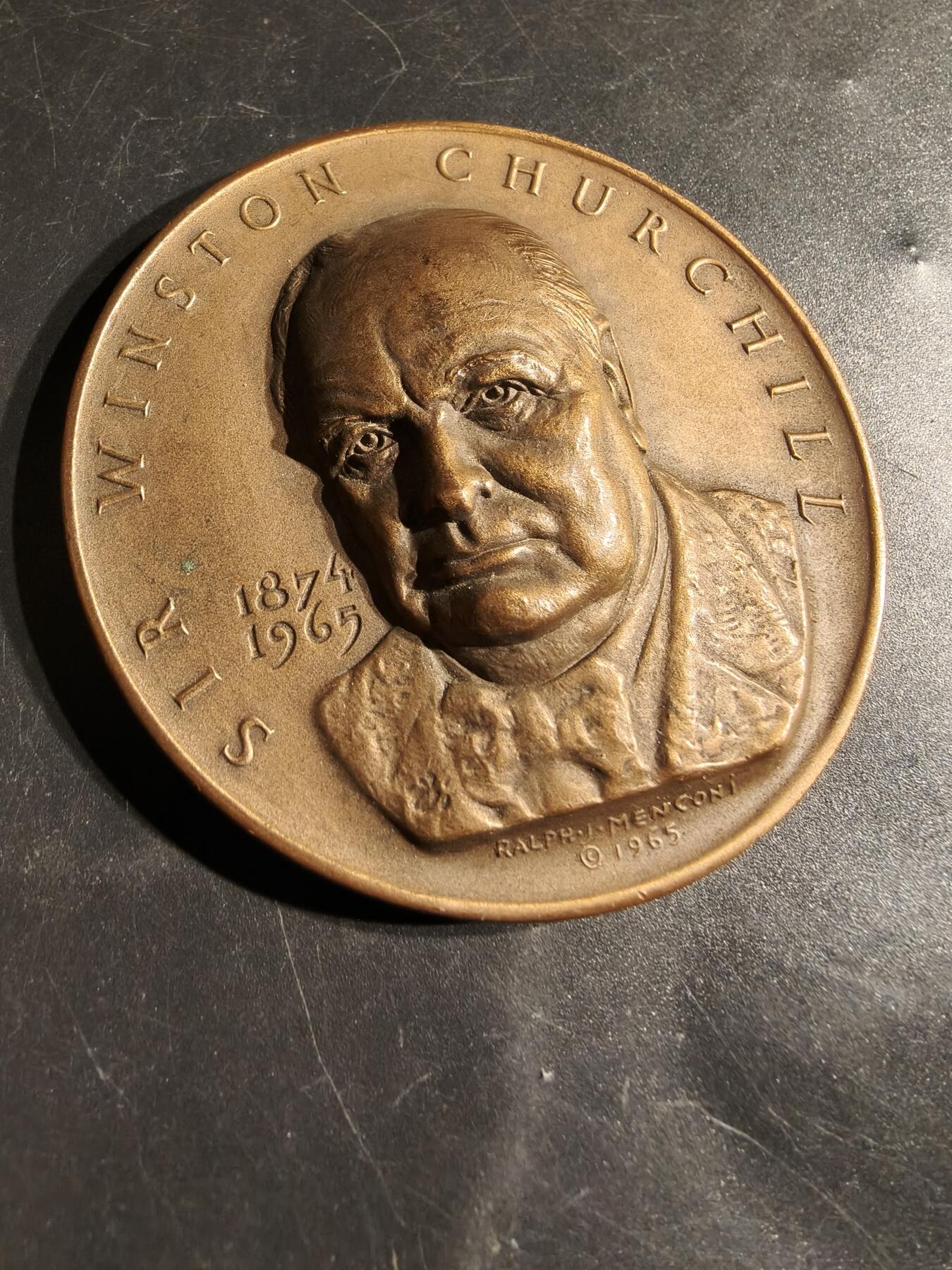 老王徽章第164期 美国温斯顿丘吉尔大铜章     高浮雕      背面为丘吉尔家族纹章与美国总统印     直径70mm.    重量171.9g