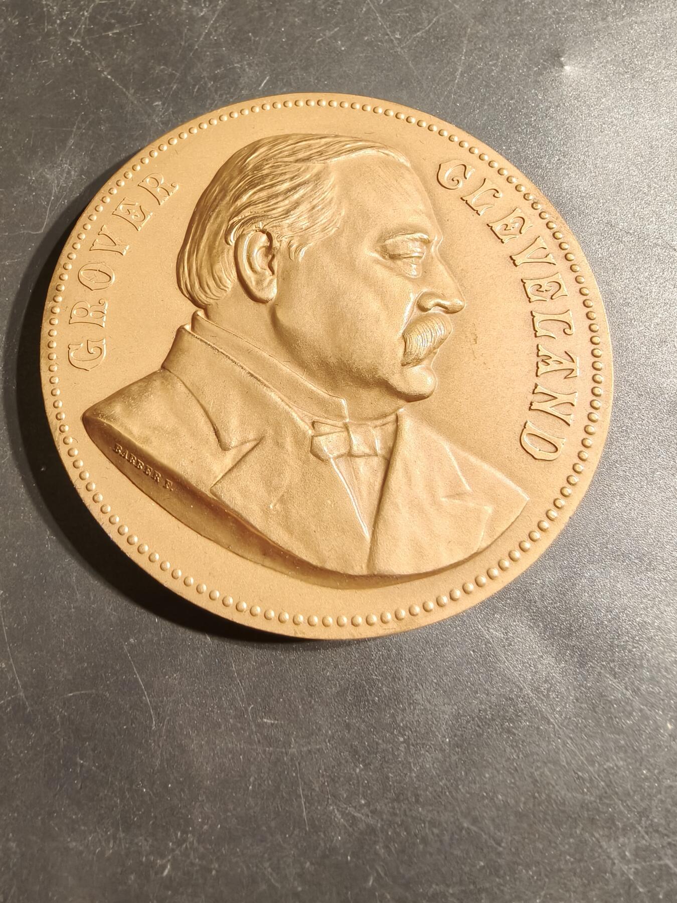 老王徽章第164期 美国铸币局格罗弗·克利夫兰总统大铜章      原盒     直径76mm.    重量230g.     格罗弗·克利夫兰是美国第22任和第24任总统