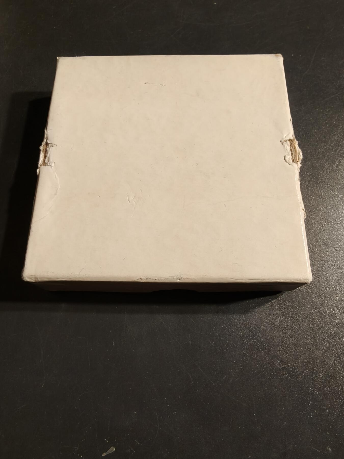 老王徽章第164期 美国铸币局著名西部片演员约翰•韦恩大铜章      原盒     直径76mm.    重量220.6g.      约翰·韦恩是一位标志性的美国演员，被视为美国精神的象征。  他曾被追授美国最高平民荣誉，包括国会金质奖章和总统自由勋章。 