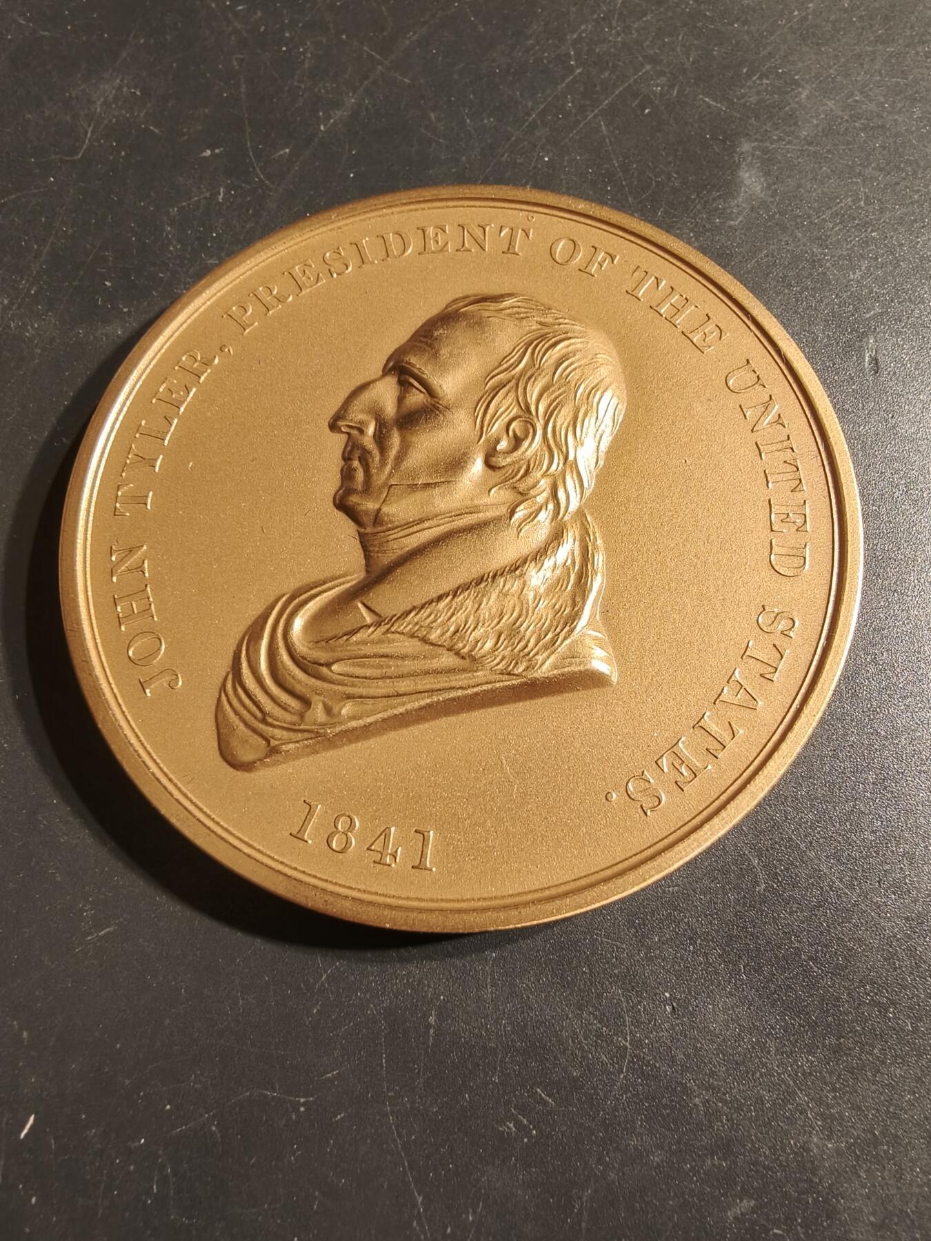 老王徽章第164期  美国铸币局约翰•泰勒总统大铜章     原盒带证书     直径76mm.    重量216g.    约翰•泰勒是美国第十任总统，1841年标志着泰勒的总统任期开始. 