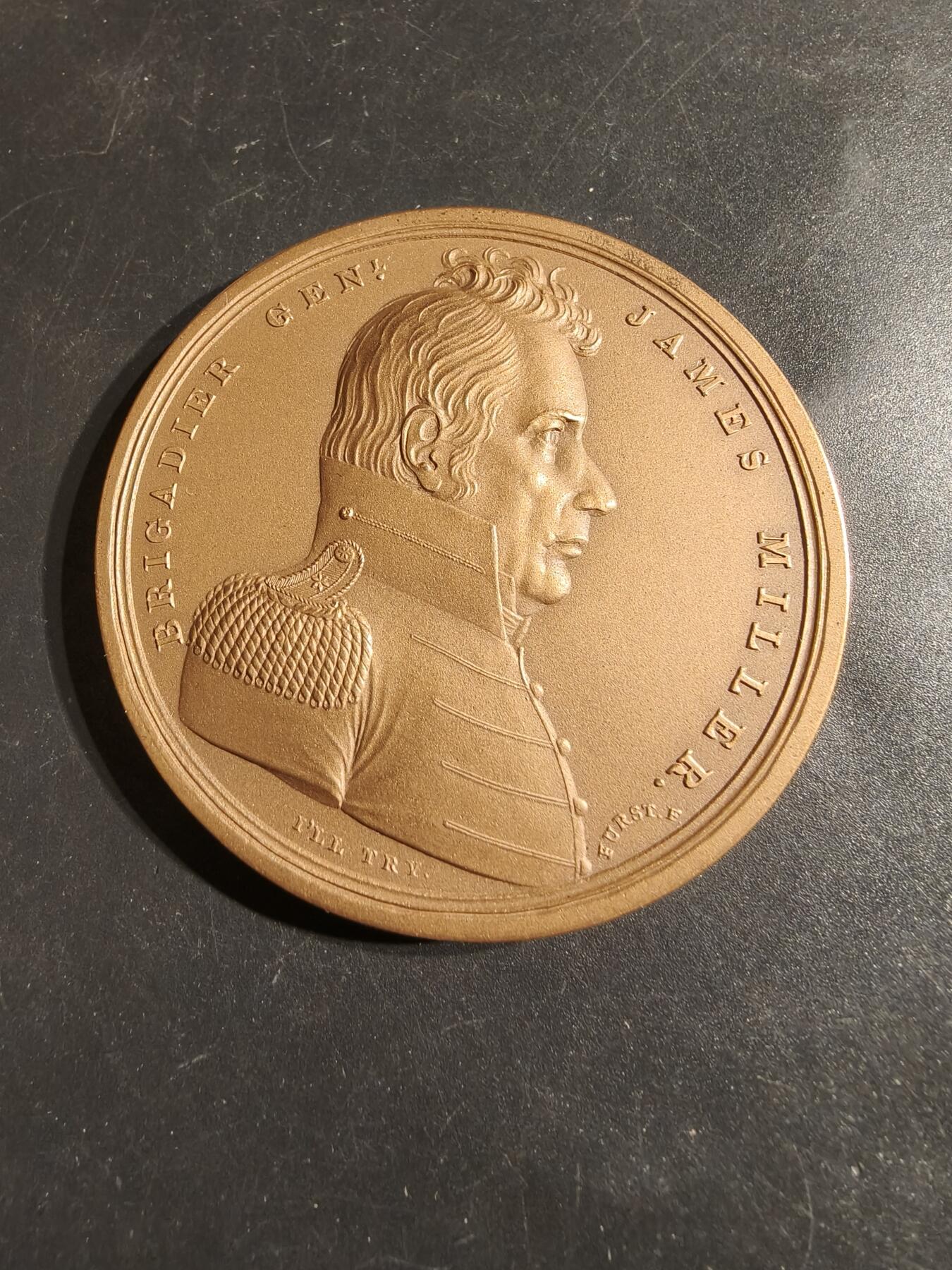 老王徽章第164期  美国铸币局詹姆斯·米勒准将（1776-1851）大铜章     原盒     直径65mm.    重量131.9g.     背面刻有米勒将军参与1812年第二次英美战争中的三场著名战役：奇帕瓦战役（Battles of Chippewa, July 5, 1814）、尼亚加拉战役（Niagara, July 25, 1814）和伊利堡战役（Erie, Sep. 17, 1814）