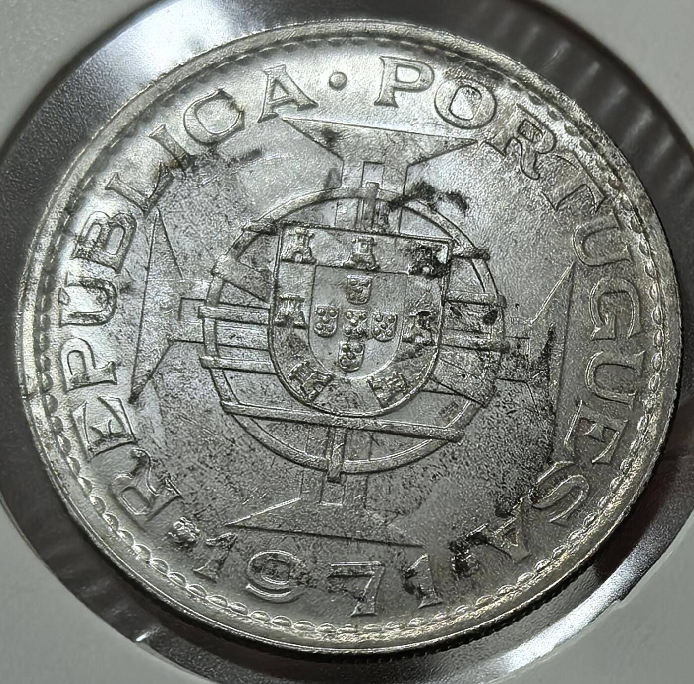 外国优质老铜币银币，周六九点倒数截拍，满百包邮，可寄存半年，喜欢朋友微信扫描二维码可直接参拍 极美品澳门1971年5元大银币