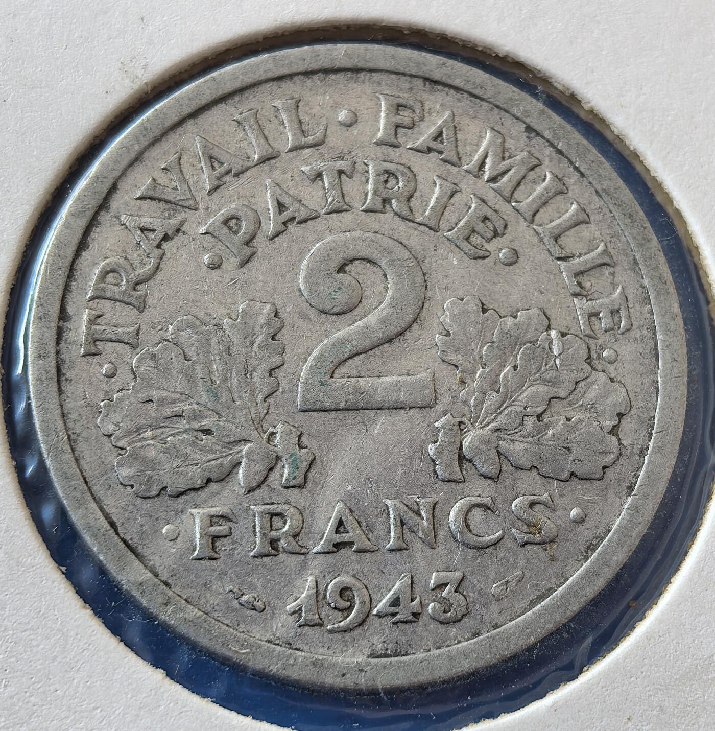 外国优质老铜币银币，周六九点倒数截拍，满百包邮，可寄存半年，喜欢朋友微信扫描二维码可直接参拍 欧洲老藏家纸夹-法国1943年束棒版2法郎铝币