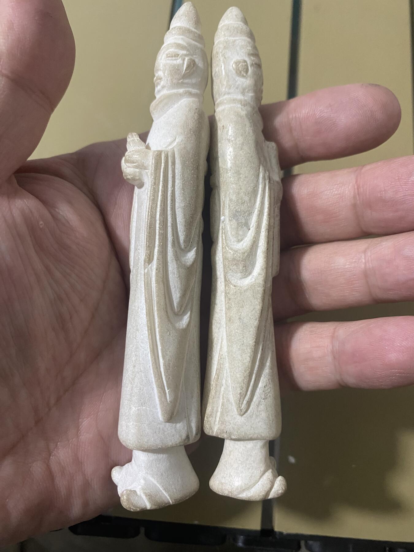 江南站杂项场 手把件一对，材质不清楚