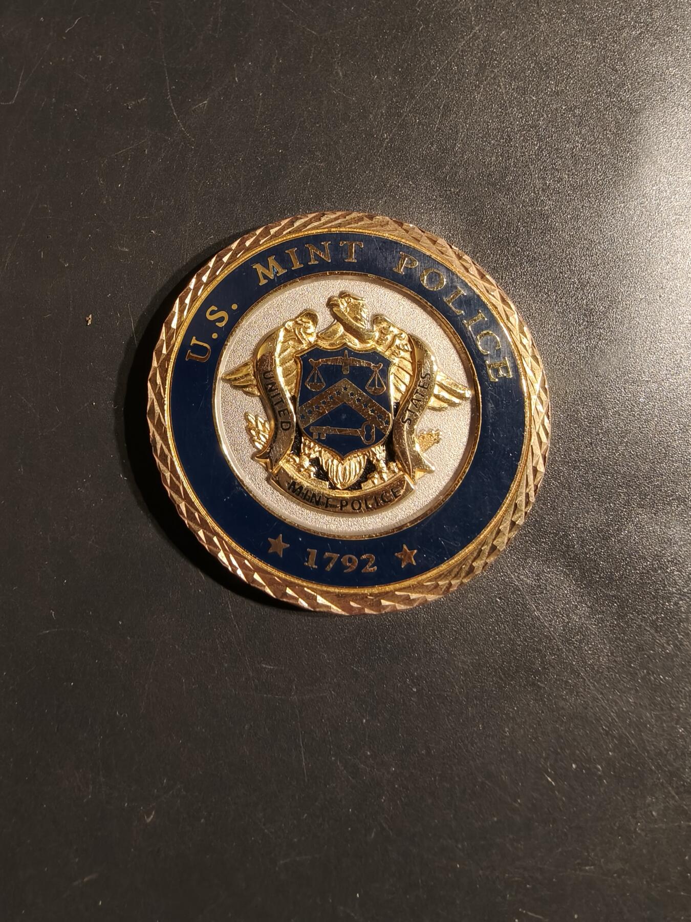 老王徽章第164期 美国铸币局警察纪念章      直径44mm.    重量37.3g