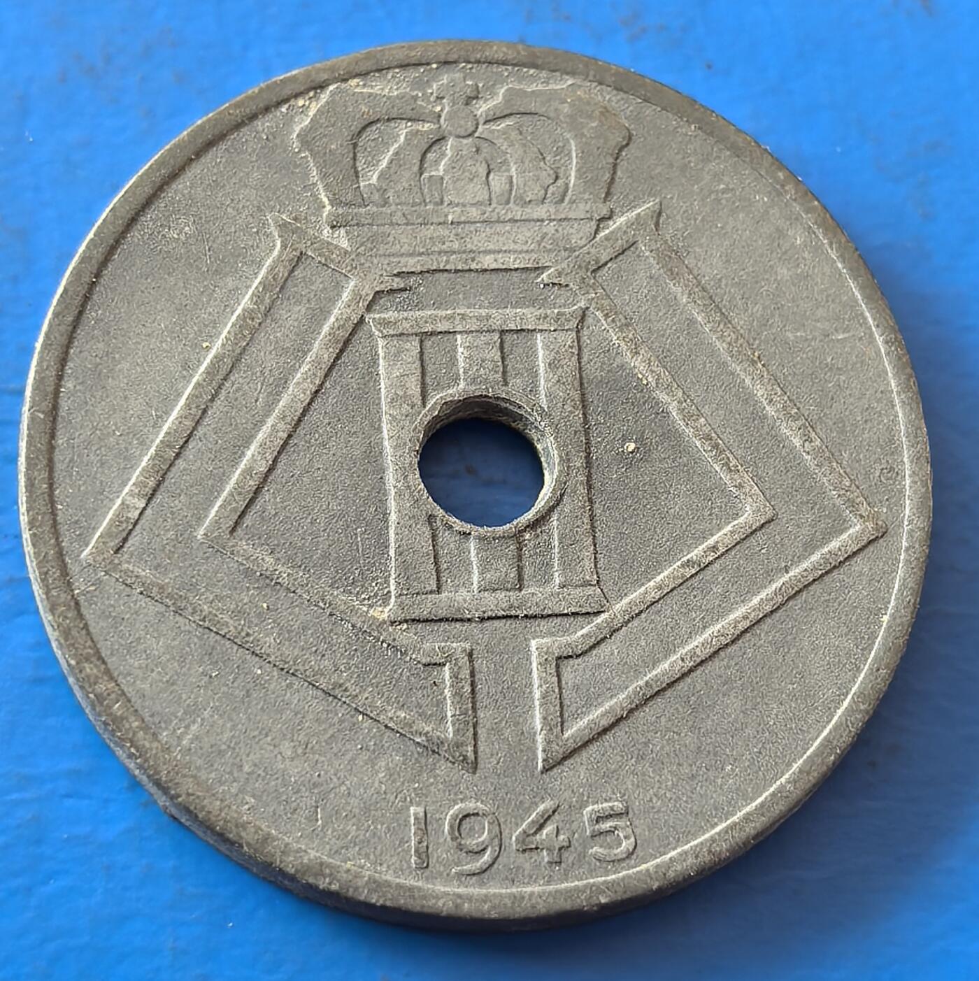 外国优质老铜币银币，周六九点倒数截拍，满百包邮，可寄存半年，喜欢朋友微信扫描二维码可直接参拍 德占比利时1945年25分