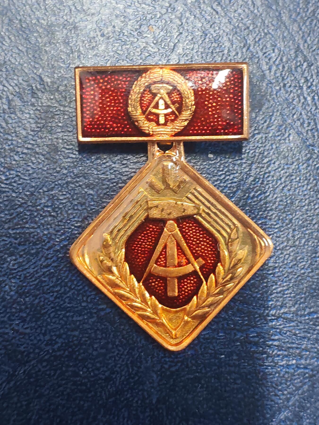 荷兰第129期勋赏拍卖 民主德国个人劳动积极分子奖章