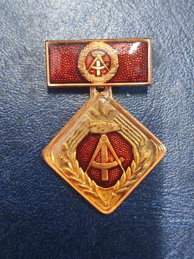 荷兰第129期勋赏拍卖 - 民主德国个人劳动积极分子奖章