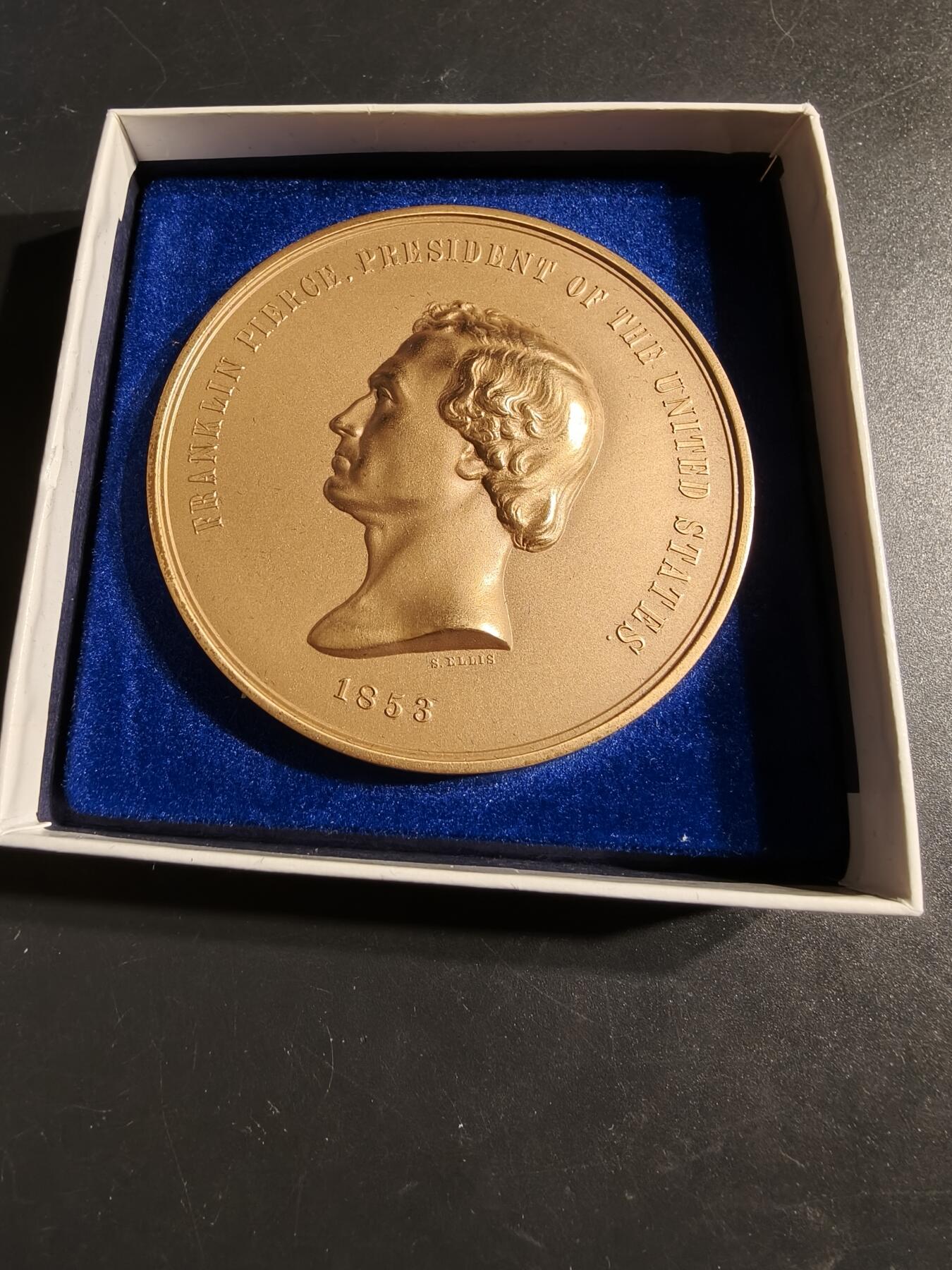 老王徽章第164期 美国铸币局富兰克林·皮尔斯总统（1853-1857）大铜章     原盒     直径76mm.    重量214.6g