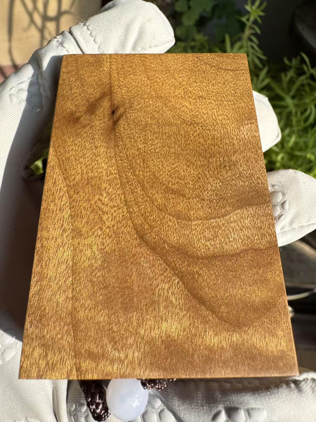 零元拍：H002 金丝楠牌子，香喷喷的小金砖，金光闪闪，71/47/13CM CM，牌子有一道碳化裂，不是贯穿裂，最后三张图片已展示，介意勿拍。