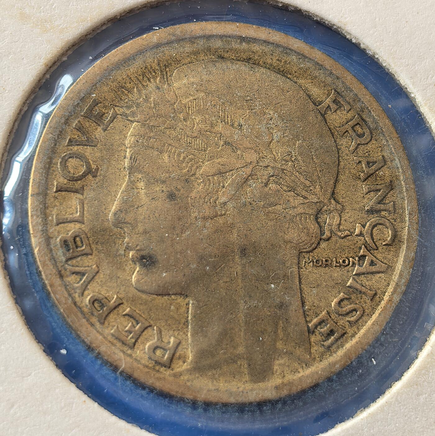 外国优质老铜币银币，周六九点倒数截拍，满百包邮，可寄存半年，喜欢朋友微信扫描二维码可直接参拍 欧洲老藏家纸夹-法国1934年丰锐角版1法郎铜币