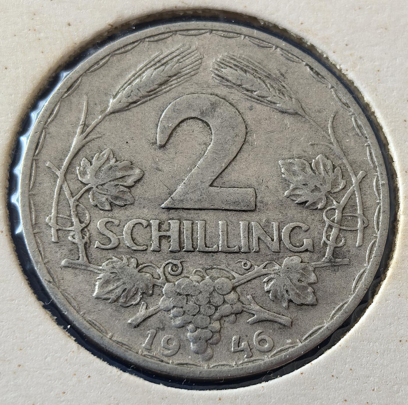 外国优质老铜币银币，周六九点倒数截拍，满百包邮，可寄存半年，喜欢朋友微信扫描二维码可直接参拍 欧洲老藏家纸夹-奥地利1946年葡萄2先令