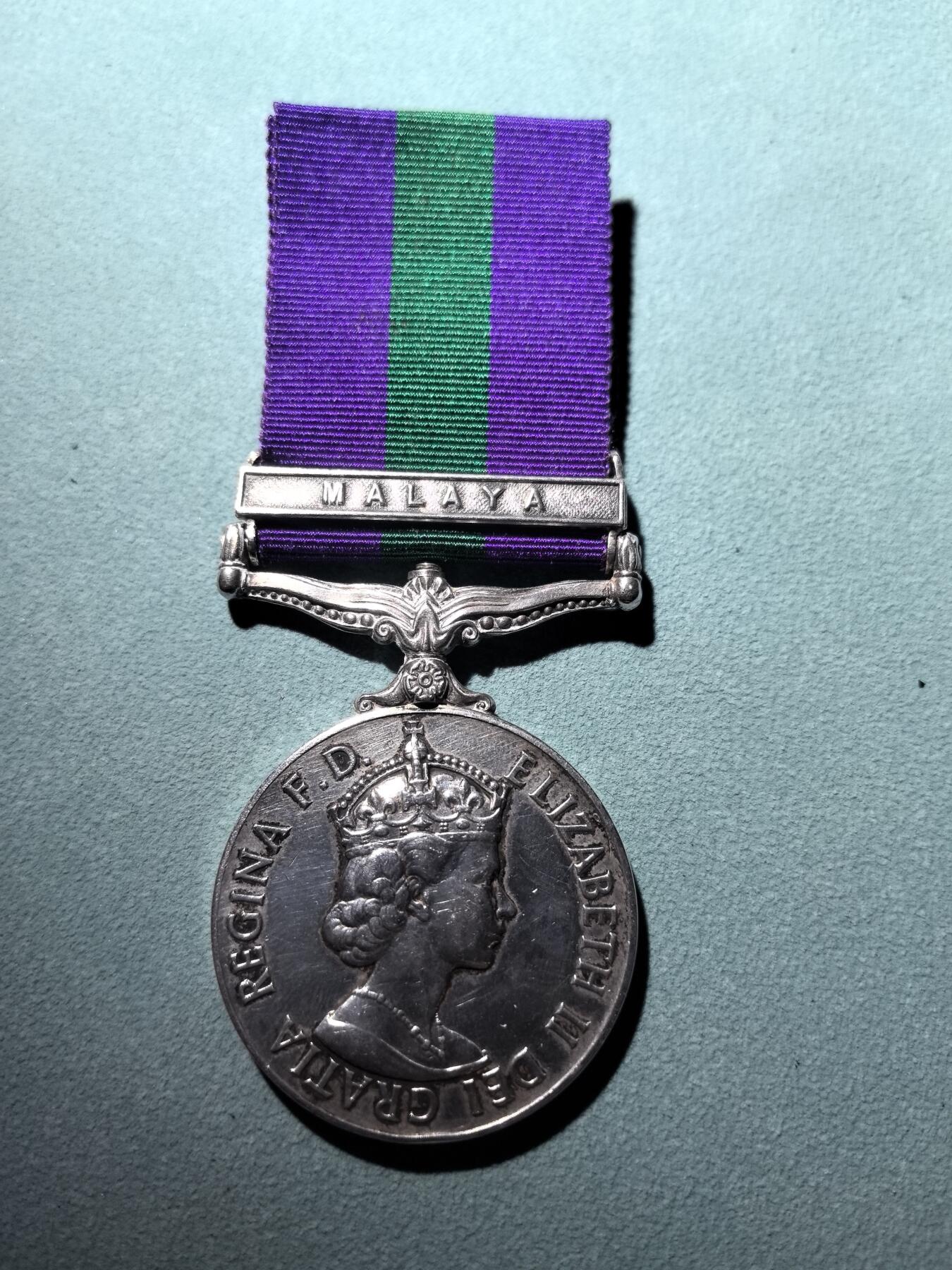 盛世勋华——号角文化勋章邮票专场拍卖第288期 英国常规服役奖章 伊丽莎白二世版 带马来亚条 带边铭 授予英国皇家炮兵队，马来亚条授予 1945-1960年期间镇压马共的英军 少见战斗人员条