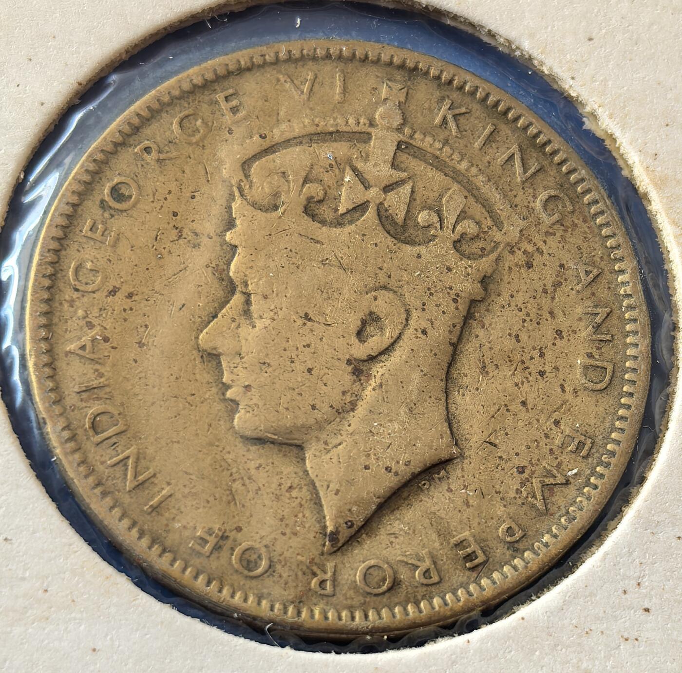 外国优质老铜币银币，周六九点倒数截拍，满百包邮，可寄存半年，喜欢朋友微信扫描二维码可直接参拍 欧洲老藏家纸夹-英属牙买加1942年1便士